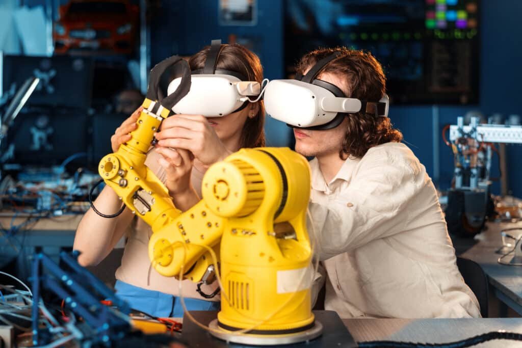 Hombre y mujer jóvenes con gafas VR haciendo experimentos en robótica en un laboratorio. Robot y herramientas sobre la mesa.