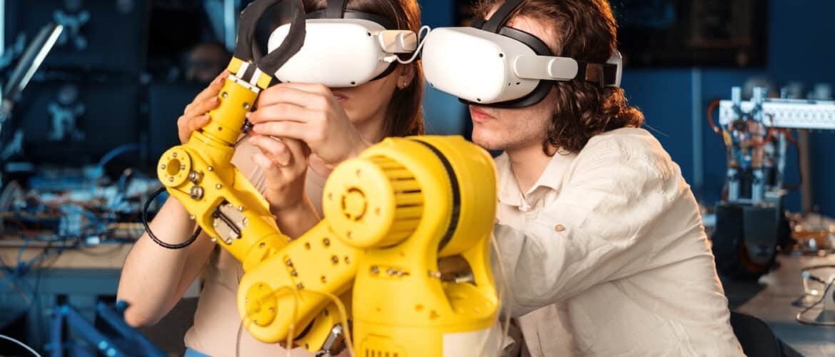 Hombre y mujer jóvenes con gafas VR haciendo experimentos en robótica en un laboratorio. Robot y herramientas sobre la mesa.